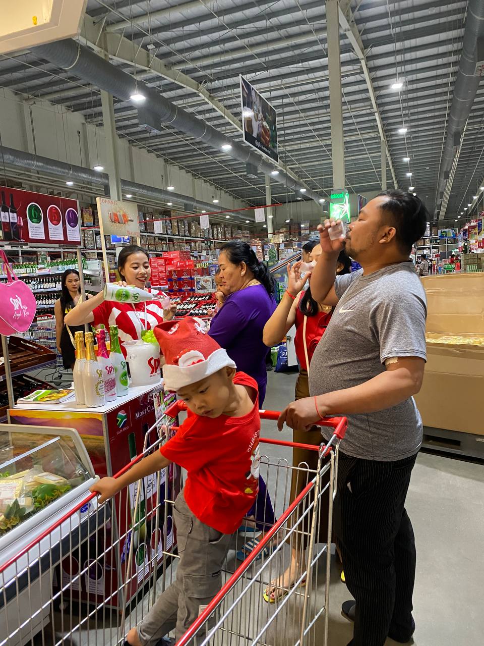SPY Sparkle Fruit Revolutionizing FMCG Distribution with Da Houg Heng at Makro Cambodia - Image 22